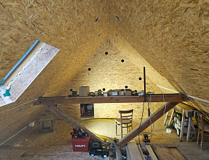 Zateplení stropu rodinného domu pomocí foukané izolace